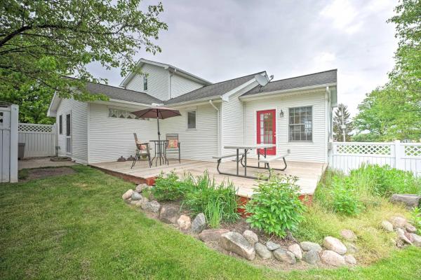 Irish Hills Farmhouse with Furnished Deck and Playset, Prenota Casa vacanze Tipton Michigan