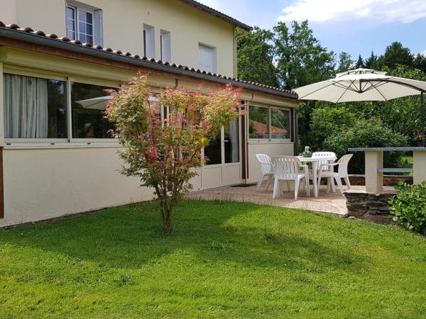 Gîte avec grand parc, clim et Wifi, proche commerces, dans le Parc Naturel Périgord Limousin - FR-1-616-78, Reserva ahora Hotel Hoteles en Aquitania con aparcamiento, Aparcamiento