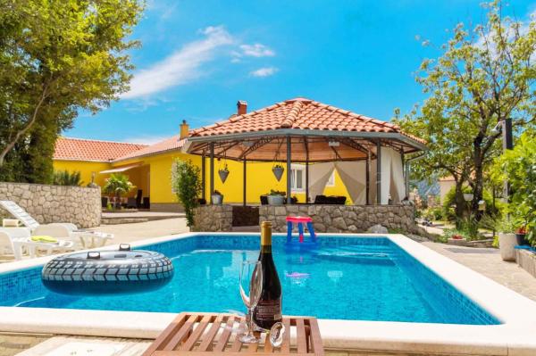 Holiday home in Grizane 39291, Buchen Sie Ferienhaus Hotels mit Pool in Kvarner-Bucht, Schwimmbad