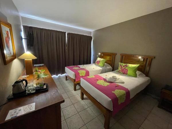 Tiki Hôtel - Hôtel dapplication du Lycée de Tahiti, Book  Hotels in Tahiti with Parking, Parking