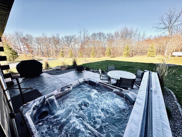 Rustic Hideaway sleeps 4 Hot tub, Prenota Casa vacanze De Soto Wisconsin