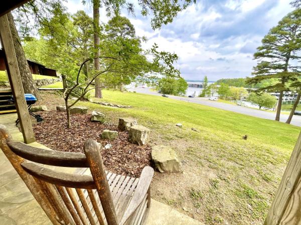 Lake view queen Guest Room with two queens, sleeper sofa and deck overlooking Lake Ouachita, Hotel Room, Buchen Sie Hotel Hotels mit Pool in Missouri, Schwimmbad