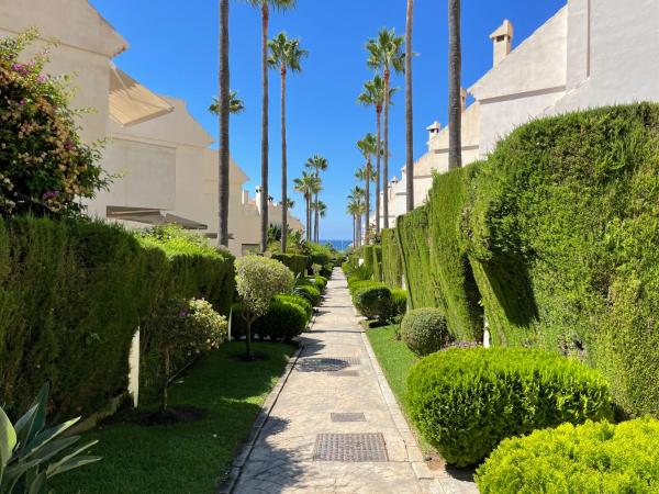 El Arenal Townhouse By The Beach With Swimming Pool - EaW Homes, Prenota Hotel Marbella Costa del Sol