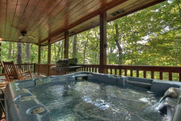 Bearfoot Ridge Wood-burning fireplace cozy hot tub serene views, Buchen Sie Villa Ellijay Georgia