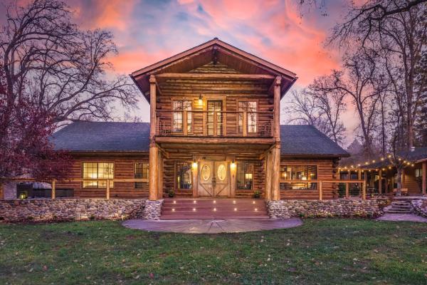 Log Cabin - sleeps 20, with hot tub, EV Charger, firepit, game room, Buchen Sie Villa Ahwahnee Yosemite National Park