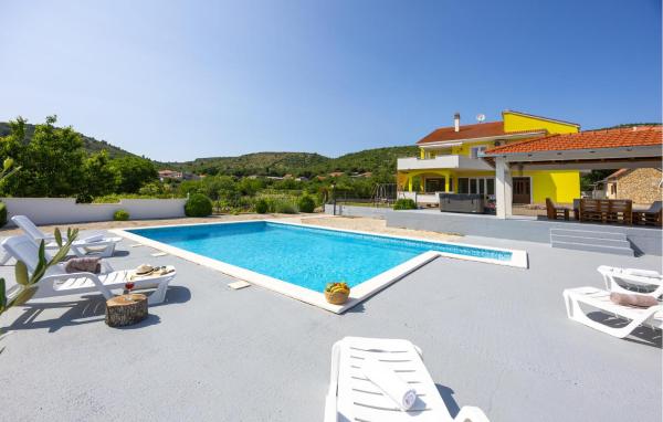 Awesome Home In Primorski Dolac With Sauna, Book Vacation Home Hotels in Split Region with a Pool, Swimming Pool