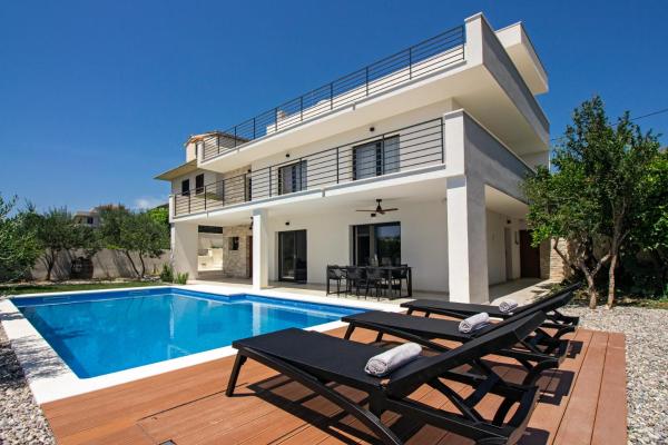 Family House "Villa Gyra" with Private Swimming Pool, Indoor BBQ, Gym and Gaming room, Buchen Sie  Hotels in Gespanschaft Split-Dalmatien mit Pool, Schwimmbad
