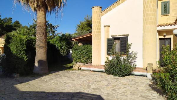 Villa con giardino sul lungomare, Buchen Sie  Hotels in Sizilien mit Parkplatz, Parkplätze