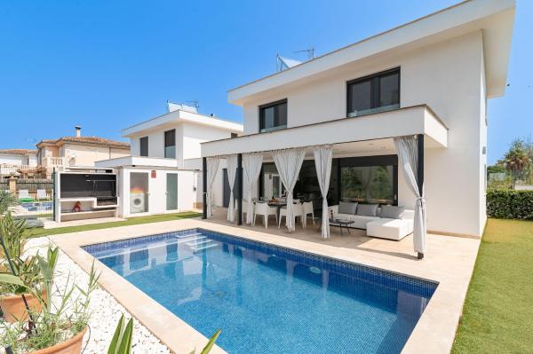 Beach Villa Cosins 1 Mel by Sealand Villas