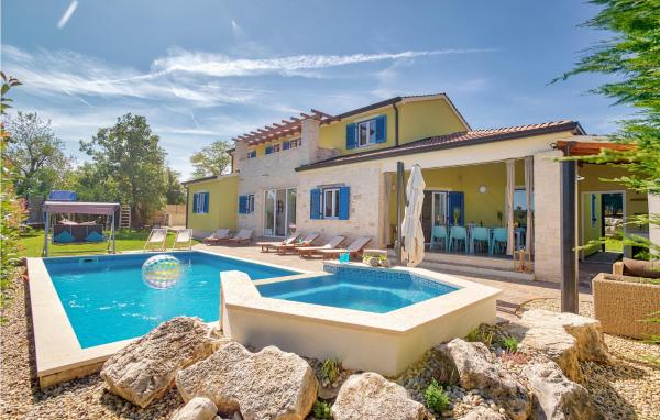 Pet Friendly Home In Naselje Muzini, Reserva ahora Casa o chalet Hoteles en Istria central con piscina, Piscina