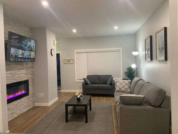 Luxurious 3 BR Villa with free parking - King Bed, Buchen Sie  Regina Saskatchewan