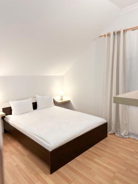 Hanul lui Ionut 2, Prenota  Hotel a Satu Mare con parcheggio, Parcheggio
