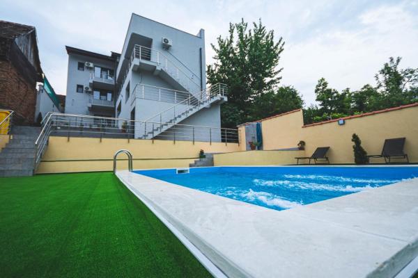 La Roby si Niko, Prenota  Hotel con piscina a Dubova, Piscina