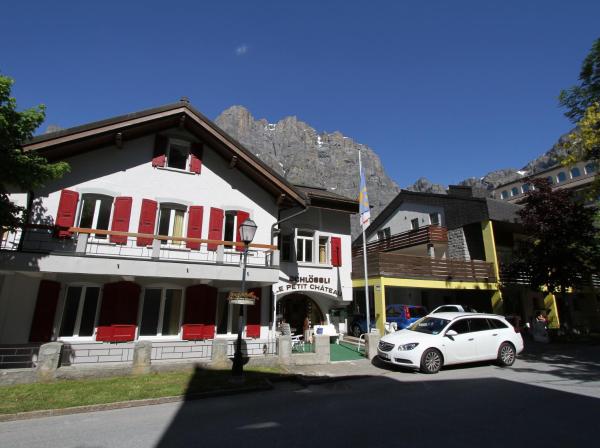 Ferienhaus Schlössli, Prenota  Hotel a Canton Vallese con parcheggio, Parcheggio