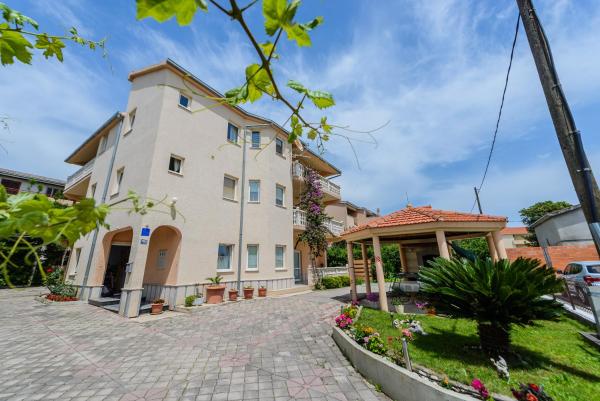 Milkica, Buchen Sie  Hotels in Gespanschaft Split-Dalmatien mit Parkplatz, Parkplätze