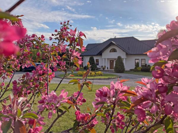 Brzozowy Dworek - Winnica Lipowiec, Prenota Agriturismo Hotel a Precarpazi con parcheggio, Parcheggio