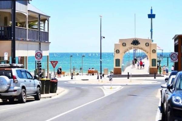Seaside Villa Steps to Beach, Cafes, Boutiques, Prenota  Brighton Adelaide Region