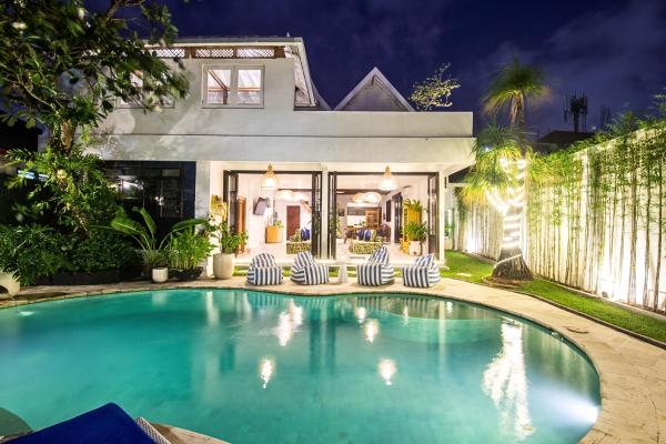 Luxury 3-Bedroom Villa with Private Pool, 13-Min Walk to Seminyak Beach Perfect for Families & Groups, Reserva ahora  Hoteles en Bali con desayuno, Desayunos