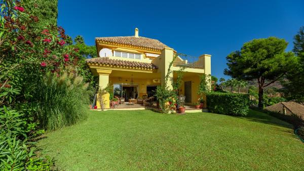 Golf Villa in Marbella, Frontline Golfvilla in RioReal Golf, Prenota  Marbella Costa del Sol