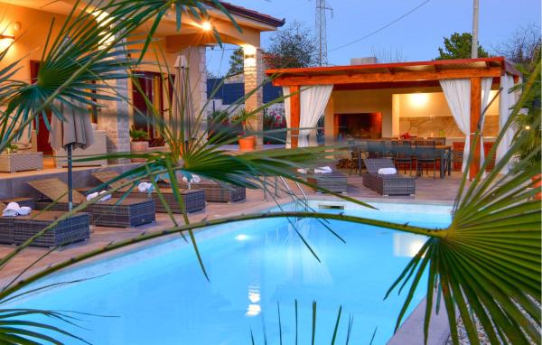 Villa Raviola, Buchen Sie  Hotels in Gespanschaft Split-Dalmatien mit Pool, Schwimmbad