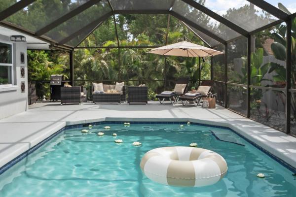 Contemporary Cozy Pool Villa II - Pool & Nearby Beach, Buchen Sie  Hotels in Venedig mit Pool, Schwimmbad