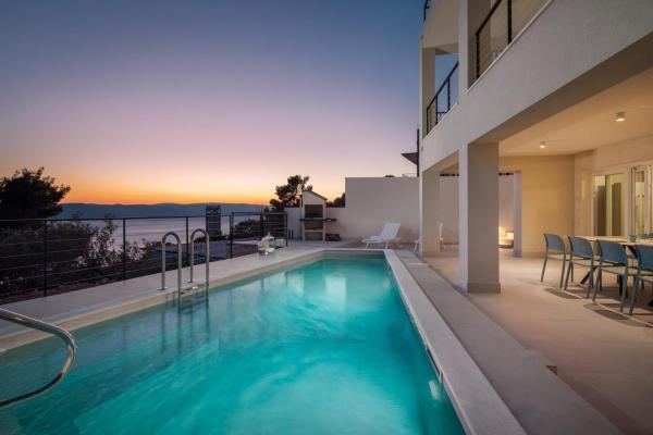 Modern Villa Maris - with heated pool & sea view, Buchen Sie  Hotels in Gespanschaft Split-Dalmatien mit Pool, Schwimmbad