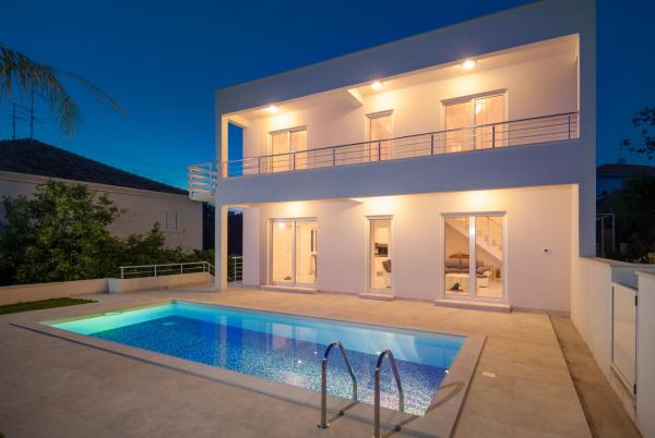 Villa Rozac, Buchen Sie  Hotels in Gespanschaft Split-Dalmatien mit Pool, Schwimmbad