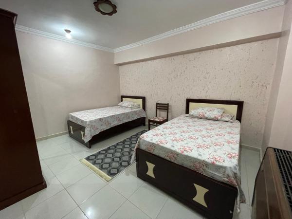Dr milad shokralla multiple central flats, Reserva ahora  Hoteles en Quena con aparcamiento, Aparcamiento