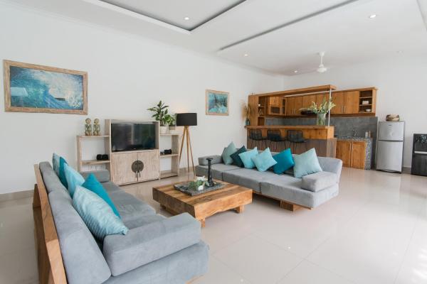 Stylish Three Bedroom Villa Near Atlas Beach Club & Beach, Prenota  Canggu Badung