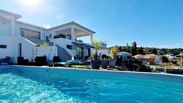 Villa Bistinetti Rez de villa tout confort avec piscine, Réserver   
