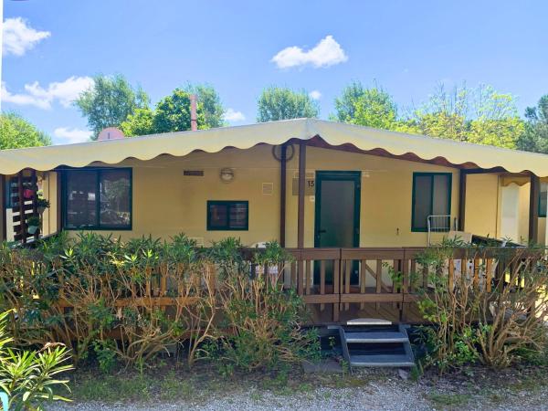 Comfortabele familie chalets met veranda incl airco dichtbij zee, Buchen Sie Chalet Hotels in Viareggio mit Pool, Schwimmbad