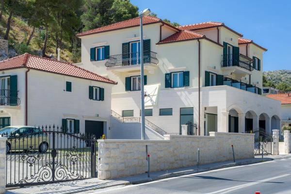 Apartments with a swimming pool Hvar - 22502, Prenota Appartamento Hotel con piscina a Croatian Islands, Piscina