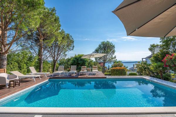 Villa mit Privatpool, Whirlpool, 350 Meter zum Strand, Buchen Sie  Hotels mit Pool in Kvarner-Bucht, Schwimmbad