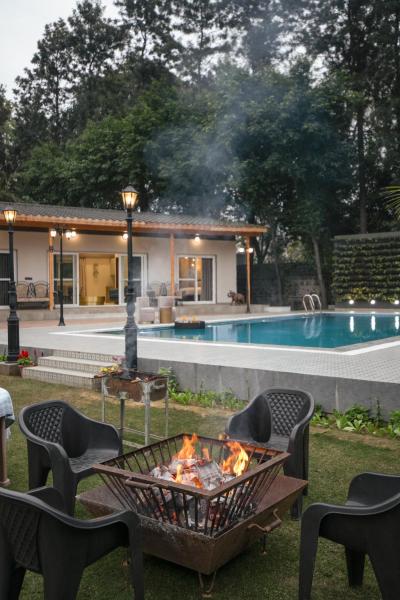 ELIVAAS 6 BHK Farmstay with Pvt Pool & Garden - Esh