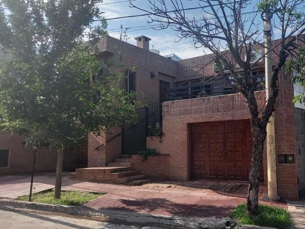CASA AMPLIA Y CONFORTABLE, Prenota  Hotel a Córdoba con parcheggio, Parcheggio