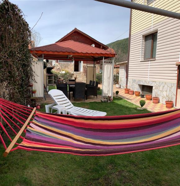 Sunny House, Prenota Affittacamere Madzhare 