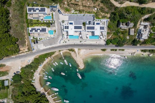 Luxury Omis Villa | Sunset Paradise | 5 Bedrooms | Breathtaking Views of the Adriatic Sea | Private Heated Pool, Buchen Sie  Hotels in Gespanschaft Split-Dalmatien mit Pool, Schwimmbad