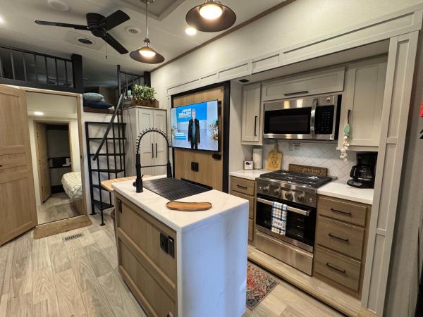 Fully stocked Glamping Tiki RV including golf cart, Buchen Sie Campingplatz River Ranch Florida