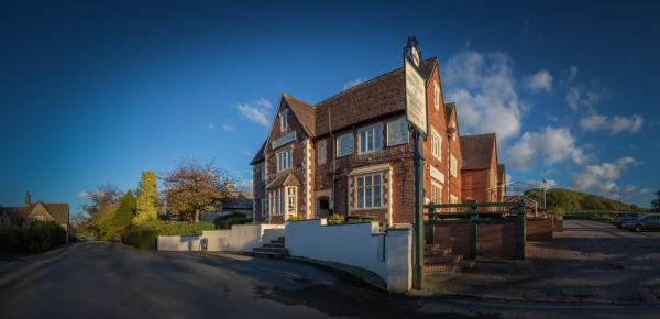 The Beacon & Railway Hotel, Book Hotel Stonehouse Cotswolds