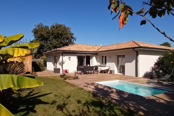 Villa Océan, environnement calme avec piscine chauffée 10 min de locéan, Reserva ahora  Hoteles en Aquitania con aparcamiento, Aparcamiento