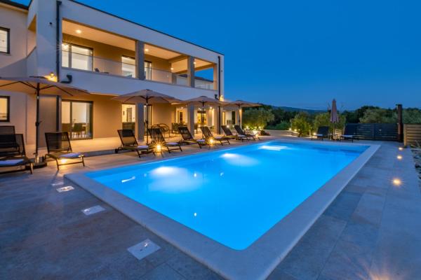 Villa Silente, modern and luxurious villa hugged by nature, Reserva ahora  Stalije Istria