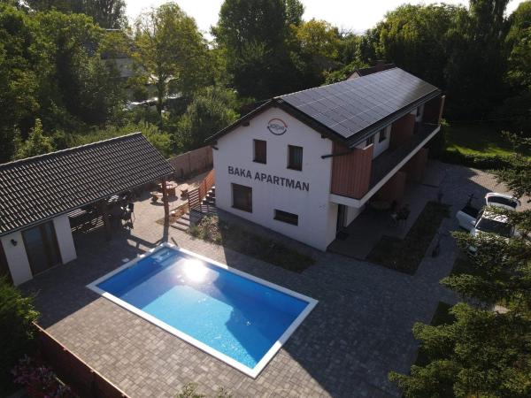 Baka Apartman, Buchen Sie  Hotels mit Pool in Mitteltransdanubien, Schwimmbad