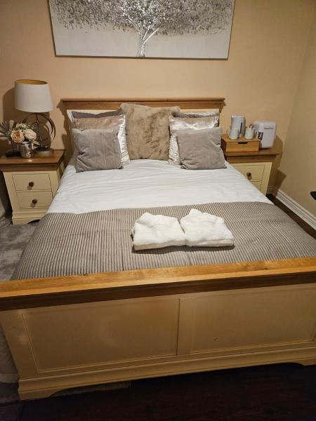 Elite Room at New Forest Village, Prenota  Leeds West Yorkshire