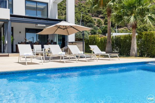 ViVi Homes -Villa Yara Pool, Hot Tub, Sauna, Spa & Garden, Prenota  Hotel a Costa del Sol con piscina, Piscina