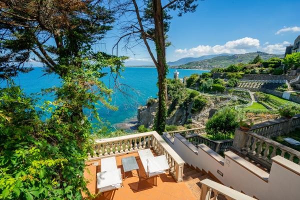 Lighthouse View Villa with Sea View Terrace and Garden, Buchen Sie  Hotels in Cilento Coast mit Parkplatz, Parkplätze