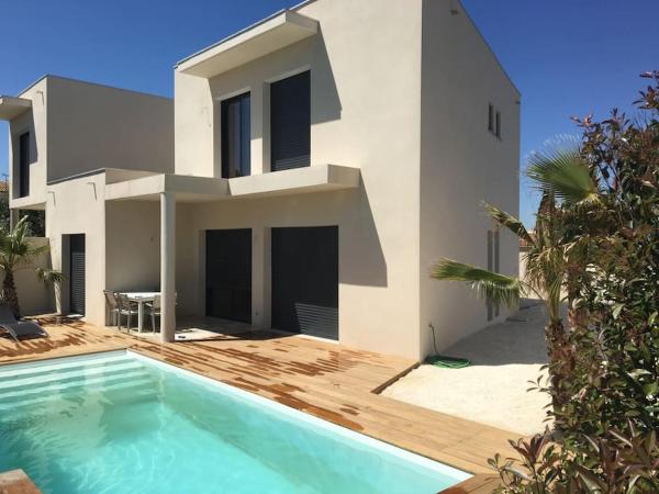 Villa moderne près de la plage, Réserver  Hôtels à Hérault avec piscine, Piscine