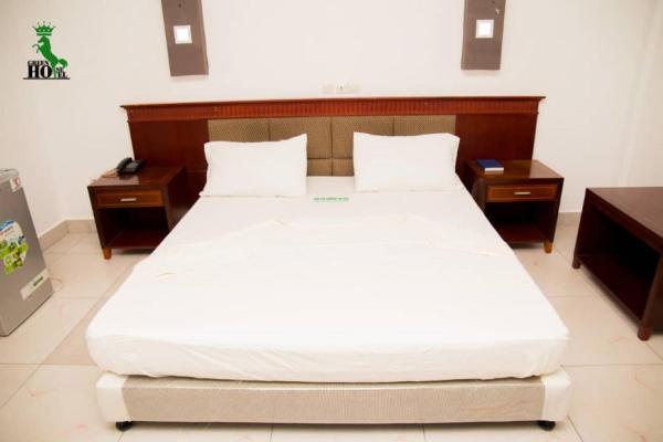 New green Horse Hotel