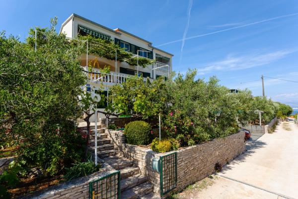 Apartments by the sea Cove Gornja Krusica, Solta - 20021, Buchen Sie Ferienwohnung Hotels in Gespanschaft Split-Dalmatien mit Parkplatz, Parkplätze