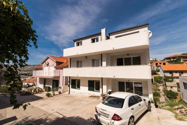 Apartments Slava, Buchen Sie Ferienwohnung Hotels in Gespanschaft Split-Dalmatien mit Parkplatz, Parkplätze