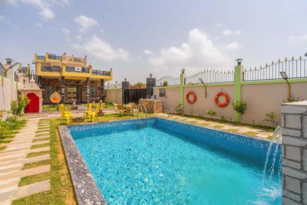 StayVistas Badshah Farmstay - Mountain-View Villa with Private Pool, Terrace & Gym, Prenota  Hotel a Rajasthan con piscina, Piscina